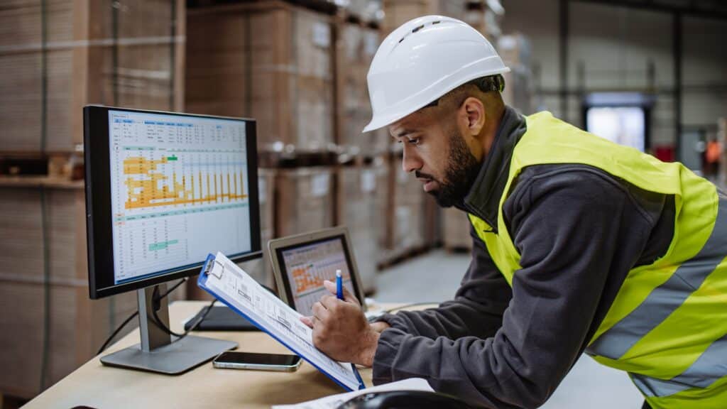 pengecekan dan penerimaan barang staff gudang