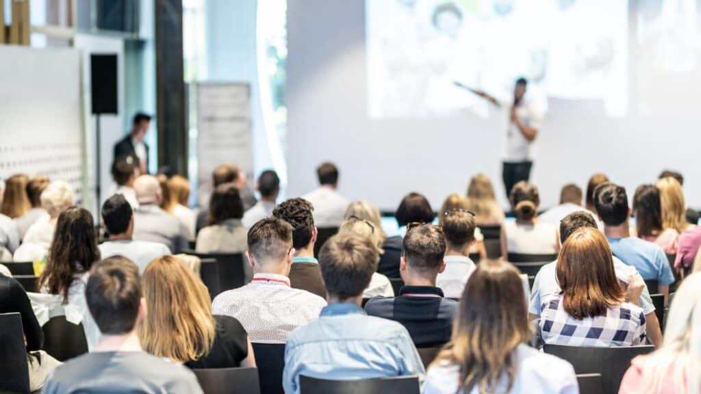 perbedaan workshop dan seminar